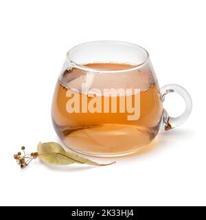 Tasse en verre avec thé à fleur de tilia isolée sur fond blanc Banque D'Images