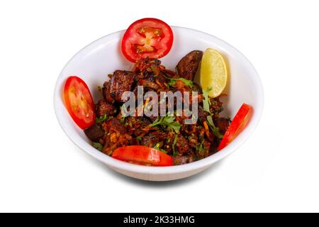 Poulet foie Masala ou Kaleji frite garni de coriandre. Le foie frite est un plat indien non végétarien très populaire. Fabriqué à partir du foie de poulet. Blanc Banque D'Images