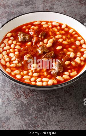 Kuru turc Fasulye haricot haricots et viande aliments traditionnels gros plan dans l'assiette sur la table. Verticale Banque D'Images