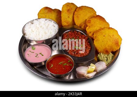 Mutton kheema thali servi dans une assiette sur fond blanc. Mise au point sélective. Banque D'Images