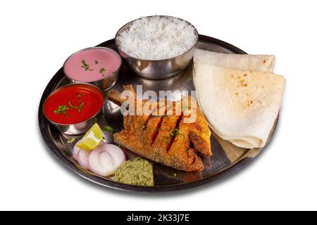 Pomfret thali servi dans une assiette sur fond blanc. Mise au point sélective. Banque D'Images