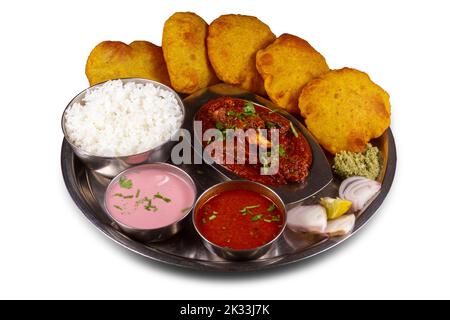 Mutton thali servi dans une assiette sur fond blanc. Mise au point sélective. Banque D'Images