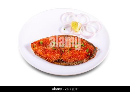 Surmai frite servi dans une assiette sur fond blanc. Mise au point sélective. Banque D'Images