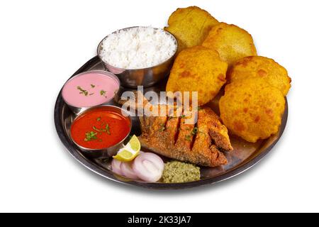 Pomfret thali servi dans une assiette sur fond blanc. Mise au point sélective. Banque D'Images