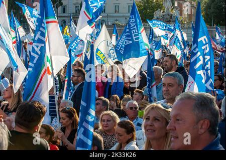 Rome, Italie 22/09/2022: 'Insieme per Italia', clôture de la campagne électorale de la coalition de droite pour l'élection générale italienne. Piazza del Popolo. © Andrea Sabbadini Banque D'Images