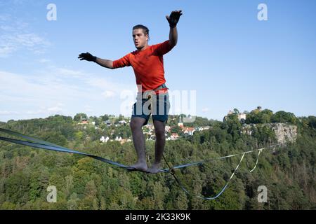 Hohenstein, Allemagne. 24th septembre 2022. Le coureur de slackline Gregor Lawrenz court au Highline - et fête familiale sur une corde de 360 mètres de long entre le château Hohnstein et le Hockstein à 110 mètres de hauteur au-dessus du Polenztal. Credit: Sebastian Kahnert/dpa/Alay Live News Banque D'Images