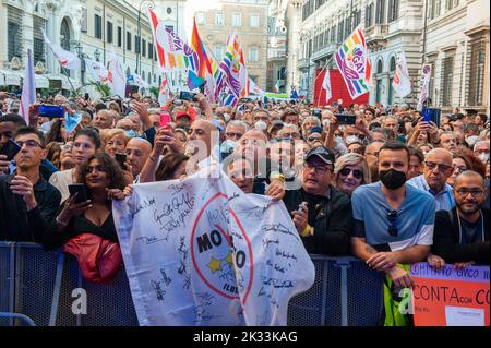 Rome, Italie 23/09/2022: M5S clôture de la campagne électorale pour l'élection générale italienne. Piazza SS Apostoli. © Andrea Sabbadini Banque D'Images