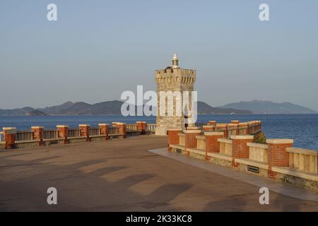 Piombino, Toscane, Italie, place Bovio donnant sur l'île d'Elbe Banque D'Images