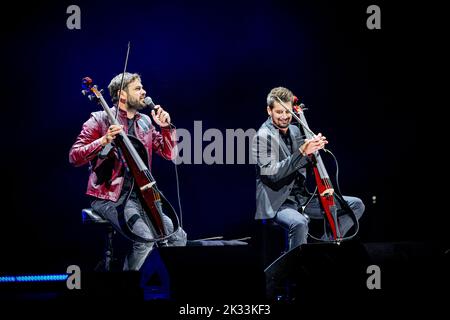 Vérone Italie 22 septembre 2022 2Cellos - Stjepan Hauser et Luka Šulić la visite finale - Live at Arena di Verona © Andrea Ripamonti / Alay Banque D'Images
