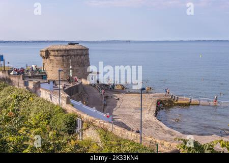 Une vue sur la tour Martello et la mer à Dublin sous le beau ciel nuageux Banque D'Images
