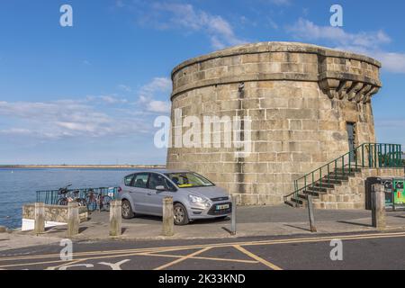 Une vue sur la tour Martello et la mer à Dublin sous le beau ciel nuageux Banque D'Images