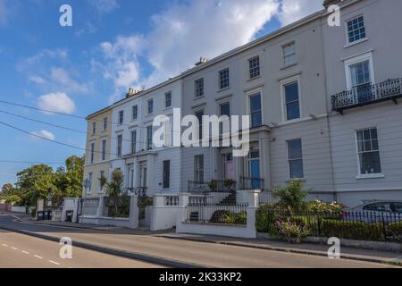 Les appartements résidentiels de luxe dans le quartier de Monkstown, Dublin, sous le ciel bleu nuageux Banque D'Images