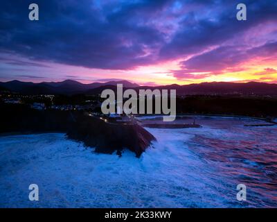Vue aérienne de Luarca dans les Asturies depuis la mer au coucher du soleil.Espagne Banque D'Images