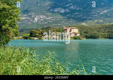 Lac et Castel Toblino, emplacement idyllique dans la province de Trente, Trentin-Haut-Adige, Italie du nord. Banque D'Images