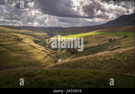 Image HDR d'automne nuageux représentant les branchies de Pen-y-Ghent et de Pen y-ghent dans le parc national des Yorkshire Dales, dans le Yorkshire, en Angleterre. 23 septembre 2022 Banque D'Images