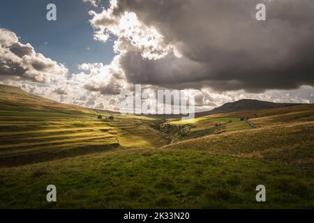 Image HDR d'automne nuageux représentant les branchies de Pen-y-Ghent et de Pen y-ghent dans le parc national des Yorkshire Dales, dans le Yorkshire, en Angleterre. 23 septembre 2022 Banque D'Images