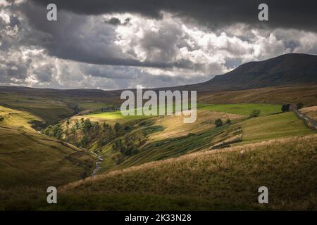 Image HDR d'automne nuageux représentant les branchies de Pen-y-Ghent et de Pen y-ghent dans le parc national des Yorkshire Dales, dans le Yorkshire, en Angleterre. 23 septembre 2022 Banque D'Images