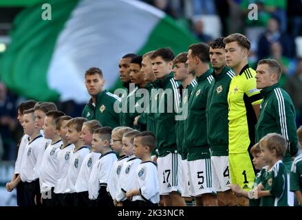 Les joueurs d'Irlande du Nord pendant l'hymne national avant le match du groupe J de l'UEFA Nations League à Windsor Park, Belfast. Date de la photo: Samedi 24 septembre 2022. Banque D'Images