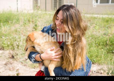 BAKOU, AZERBAÏDJAN, 16 MAI 2018 : volontaire de fille dans la pépinière pour chiens. Refuge pour chiens errants Banque D'Images