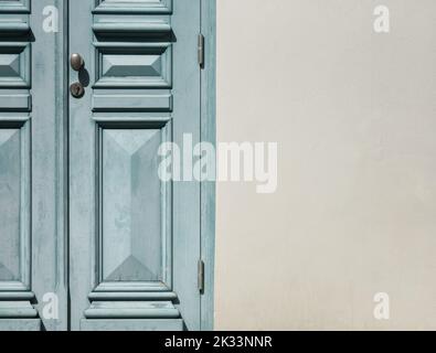 Bâtiment néoclassique porte en bois bleu pâle sur un mur en stuc blanc. Banque D'Images