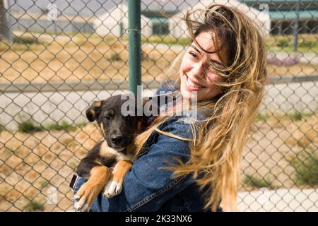 BAKOU, AZERBAÏDJAN, 16 MAI 2018 : volontaire de fille dans la pépinière pour chiens. Refuge pour chiens errants Banque D'Images