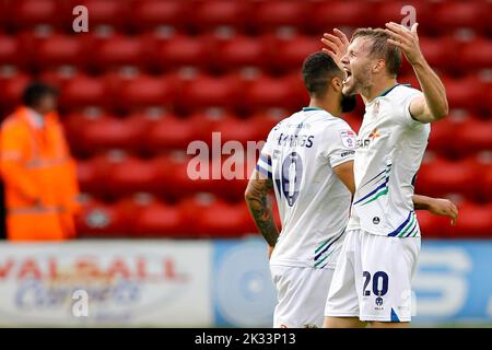 Walsall, Royaume-Uni. 24th septembre 2022. Elliott Nevitt de Tranmere Rovers (20) célèbre avec ses coéquipiers après avoir obtenu le score de son équipe de 1st. EFL Skybet football League Two Match, Walsall v Tranmere Rovers au Poundland Bescot Stadium à Walsall, West Midlands, le samedi 24th septembre 2022. Cette image ne peut être utilisée qu'à des fins éditoriales. Utilisation éditoriale uniquement, licence requise pour une utilisation commerciale. Aucune utilisation dans les Paris, les jeux ou les publications d'un seul club/ligue/joueur.pic par Chris Stading/Andrew Orchard sports Photography/Alamy Live News crédit: Andrew Orchard sports Photography/Alamy Live News Banque D'Images