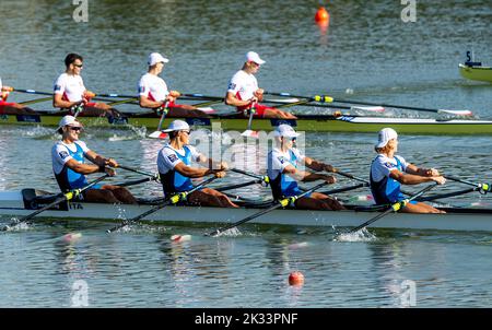 Racice, République tchèque. 24th septembre 2022. Nicolo Carucci, Andrea Panizza, Luca Chiumento, Giacomo Gentili, d'Italie, participent à la finale masculine des quatre Sculs au cours du 7 e jour des Championnats du monde d'aviron 2022 à la course de l'arène de Labe sur 24 septembre 2022 à Racice, en République tchèque. Crédit : Ondrej Hajek/CTK photo/Alay Live News Banque D'Images