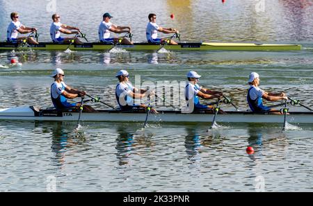 Racice, République tchèque. 24th septembre 2022. Nicolo Carucci, Andrea Panizza, Luca Chiumento, Giacomo Gentili, d'Italie, participent à la finale masculine des quatre Sculs au cours du 7 e jour des Championnats du monde d'aviron 2022 à la course de l'arène de Labe sur 24 septembre 2022 à Racice, en République tchèque. Crédit : Ondrej Hajek/CTK photo/Alay Live News Banque D'Images