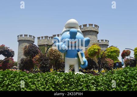 Dubaï, Émirats arabes Unis. 01 juin 2022 : une figure géante d'un Schtroumpf tenant un livre, au village de Schtroumpf dans le jardin du Miracle de Dubaï. Banque D'Images