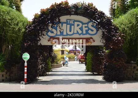 Dubaï, Émirats arabes Unis. 01 juin 2022: L'entrée du village de Smurf dans le jardin du Miracle de Dubaï. Banque D'Images