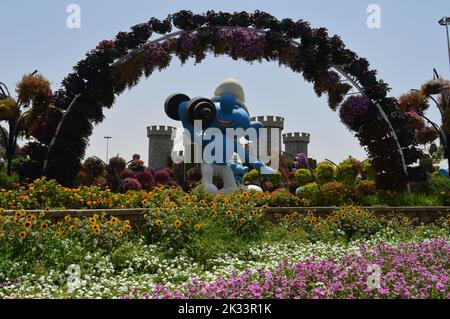 Dubaï, Émirats arabes Unis. 01 juin 2022 : une figure géante d'un Schtroumpf tenant un haltère, au village de Smurf dans le jardin du Miracle de Dubaï. Banque D'Images