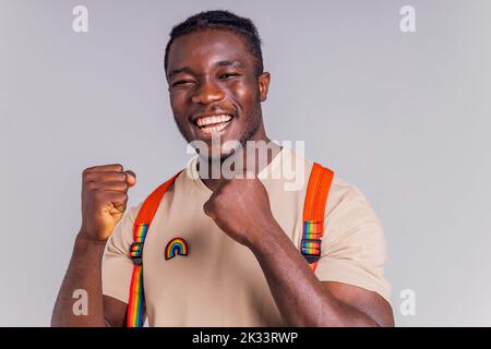 étudiant hispanique avec badge arc-en-ciel sur le t-shirt en studio isolat Banque D'Images