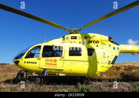 L'ambulance aérienne du Yorkshire débarque sur les North Yorkshire Moors, après qu'un homme soit tombé de la plate-forme de la gare de Goathland Banque D'Images