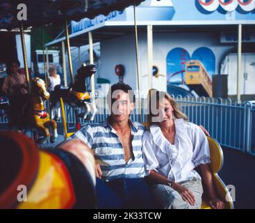 Australie. Sydney. Luna Park. Jeune couple à Funfair. Banque D'Images