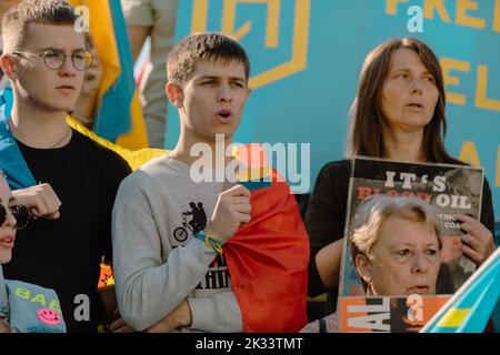 Istanbul, Turquie. 24th septembre 2022. Un manifestant détient un petit drapeau ukrainien lors d'une manifestation anti-guerre et anti-référendum contre l'invasion russe de l'Ukraine. Après sept mois d'invasion de la Russie, elle a organisé et lancé un référendum dans quatre régions sur 23 septembre 2022, à Kherson, Zaporizhzhia, Donetsk, Et Lugansk. les nations occidentales ont dénoncé les référendums dans les régions contrôlées par la Russie comme des « shams ». (Photo de Nicholas Muller/SOPA Images/Sipa USA) crédit: SIPA USA/Alay Live News Banque D'Images