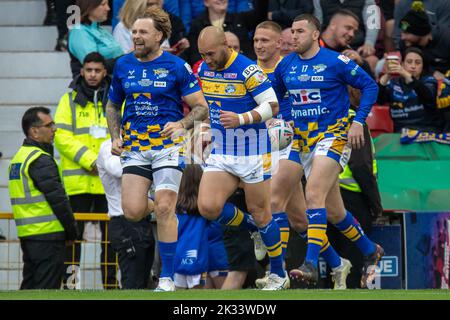 Manchester, Royaume-Uni. 23rd septembre 2022. Blake Austin #6 de Leeds Rhinos et ses coéquipiers arrivent sur le terrain pour le pré-match s'échauffer avant le 25th match de finale de Betfred Super League Grand St Helens vs Leeds Rhinos à Old Trafford, Manchester, Royaume-Uni, 23rd septembre 2022 (photo de James Heaton/News Images) À Manchester, Royaume-Uni, le 9/23/2022. (Photo de James Heaton/News Images/Sipa USA) crédit: SIPA USA/Alay Live News Banque D'Images