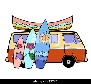 Un véhicule de camping-car avec un groupe de planches de surf et un bateau cayak. Van Life vacances en plein air en été concept. Banque D'Images