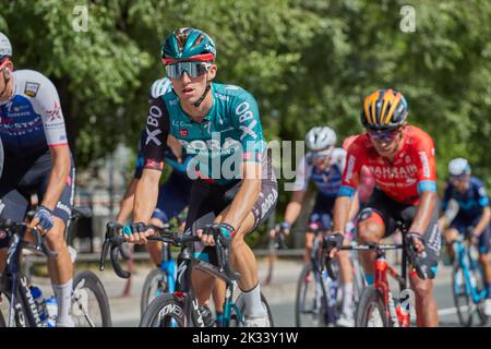 Gros plan image d'un cycliste de peloton à Clásica San Sebastián 2022 (pays de Vasque, Espagne). Banque D'Images