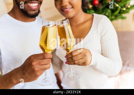 couple heureux tenant une coupe de champagne et célébrant le nouvel an à la maison Banque D'Images