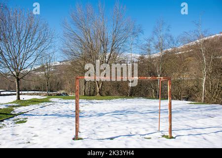 terrain de football en hiver avec arbres et montagnes Banque D'Images