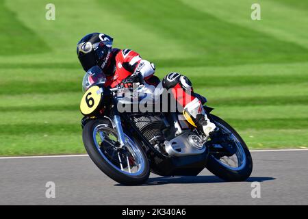 Steve Parrish, Richard Cooper, Norton Manx, Barry Sheene Memorial Trophy, deux coureurs par vélo participant à chacune des deux courses de 25 minutes sur deux Banque D'Images