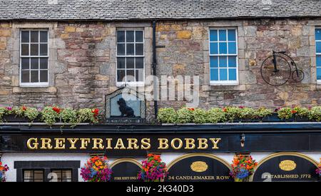Vue extérieure de l'ancien pub Bobby de Greyfriar avec une silhouette de panneau de pub pour chiens, Édimbourg, Écosse, Royaume-Uni Banque D'Images