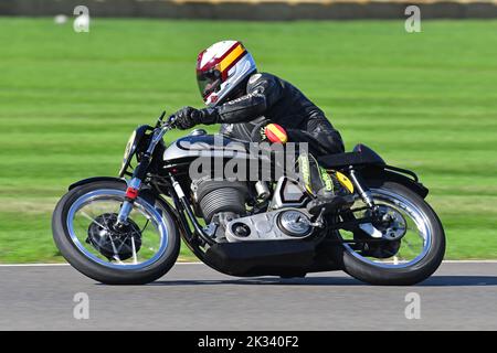 Sebastian Perez, John McGuinness, Norton Manx, Barry Sheene Memorial Trophy, deux coureurs par vélo participant à chacune des deux courses de 25 minutes à travers t Banque D'Images