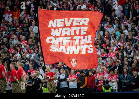 Un drapeau est maintenu dans la section de la foule de St Helens, intitulé « Never Write Off the Saints », lors du match de finale de la Super League 25th, St Helens vs Leeds Rhinos à Old Trafford, Manchester, Royaume-Uni, 23rd septembre 2022 (photo de James Heaton/News Images) Banque D'Images