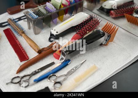 Gamme d'outils de coiffage placés soigneusement sur la table de salon de coiffure Banque D'Images