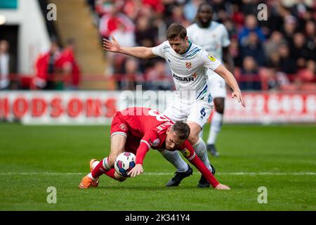 Liam Kinsella de Walsall et Christopher Merrie de Tranmere Rovers lors du match Sky Bet League 2 entre Walsall et Tranmere Rovers au stade Banks, Walsall, le samedi 24th septembre 2022. (Crédit : Gustavo Pantano | ACTUALITÉS MI) crédit : ACTUALITÉS MI et sport /Actualités Alay Live Banque D'Images