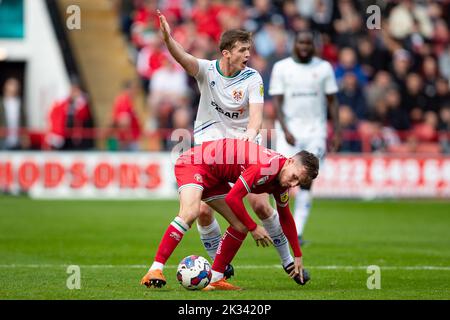 Liam Kinsella de Walsall et Christopher Merrie de Tranmere Rovers lors du match Sky Bet League 2 entre Walsall et Tranmere Rovers au stade Banks, Walsall, le samedi 24th septembre 2022. (Crédit : Gustavo Pantano | ACTUALITÉS MI) crédit : ACTUALITÉS MI et sport /Actualités Alay Live Banque D'Images