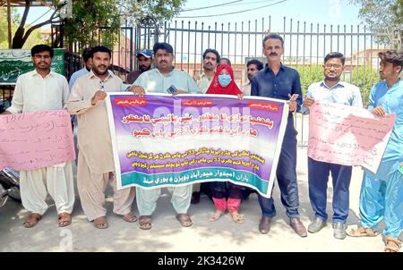 Les candidats ayant réussi le test IBA tiennent une manifestation pour des lettres de nomination, samedi, dans le bâtiment Shahbaz à Hyderabad, 24 septembre 2022. Banque D'Images