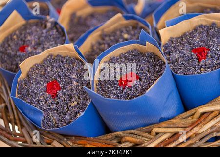 Vente de marché, panier de lavande séchée, marché hebdomadaire, Sault, département du Vaucluse en Provence-Alpes-Côte d'Azur, France Banque D'Images