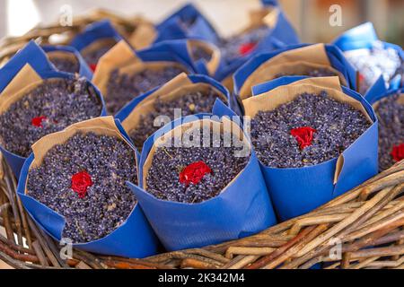 Vente de marché, panier de lavande séchée, marché hebdomadaire, Sault, département du Vaucluse en Provence-Alpes-Côte d'Azur, France Banque D'Images